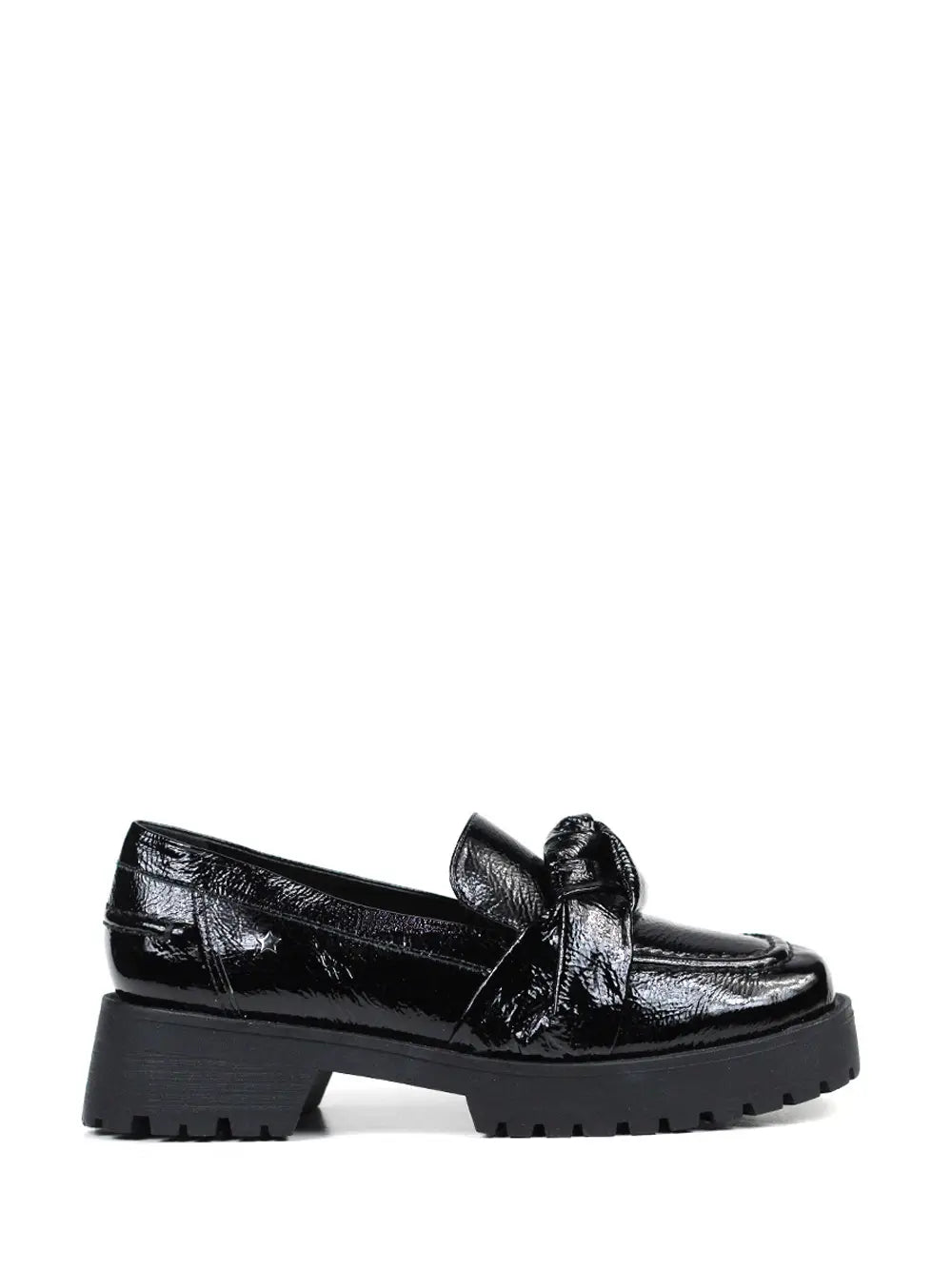 Mocasín negro en piel texturizada y suela track