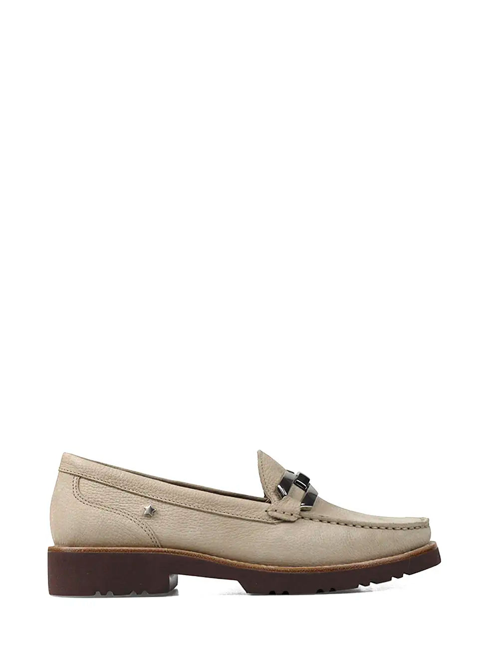 Mocasín de piel beige con detalle plateado
