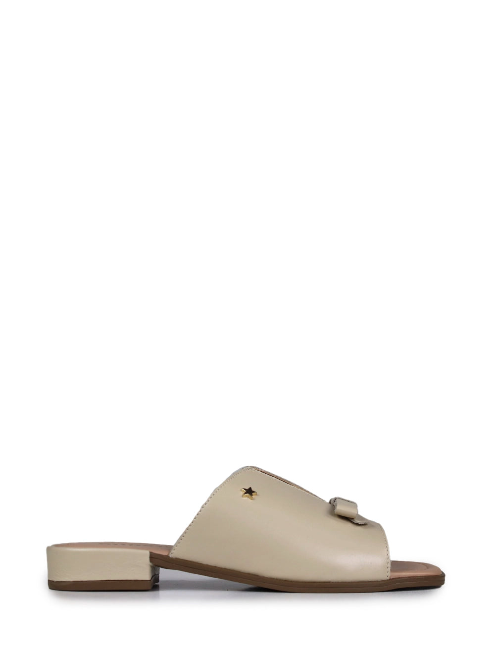 Flat sandal in off-white leather