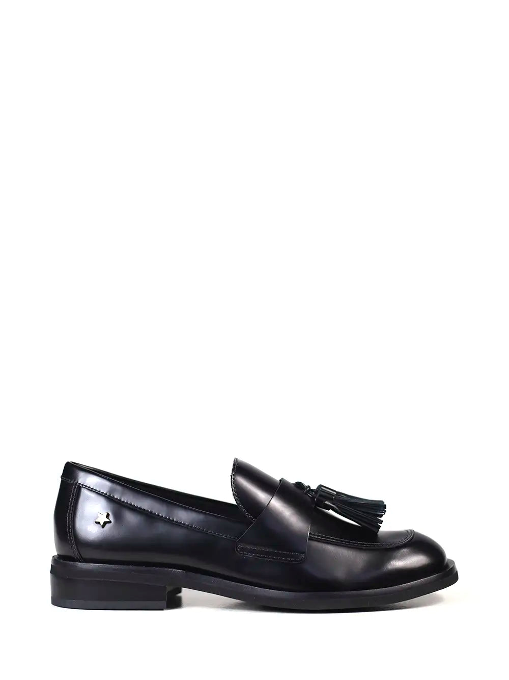 Mocasín negro de piel con detalle de flecos