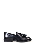Mocasín negro de piel con detalle de flecos