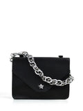 Schwarze Ledertasche mit Silberkette