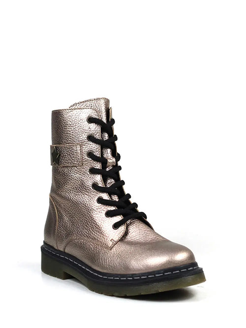 Strukturierter goldener Lederstiefel