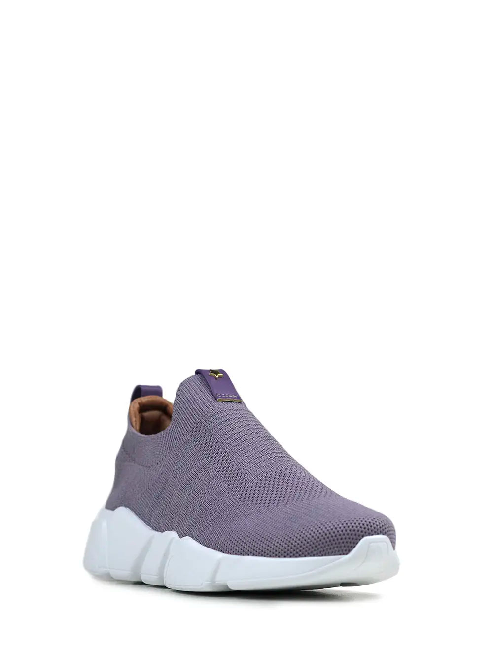 Zapatillas moradas de tela con suela gruesa