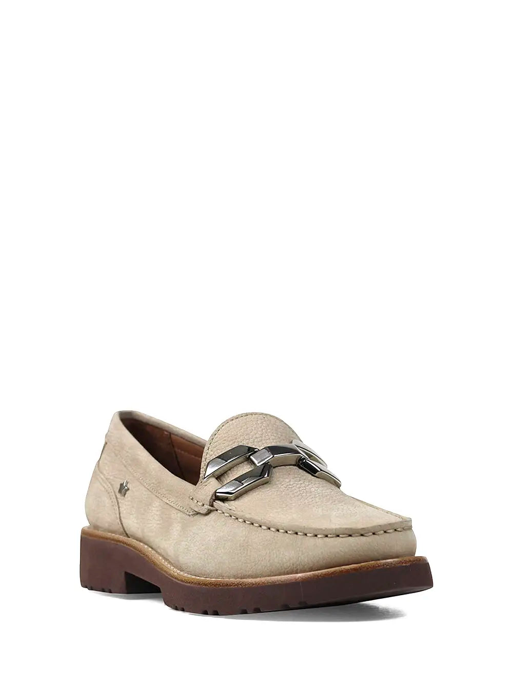 Mocasín de piel beige con detalle plateado