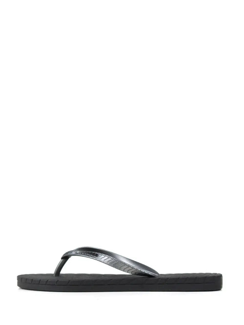 Schwarzer Slipper mit silbernem Riemen