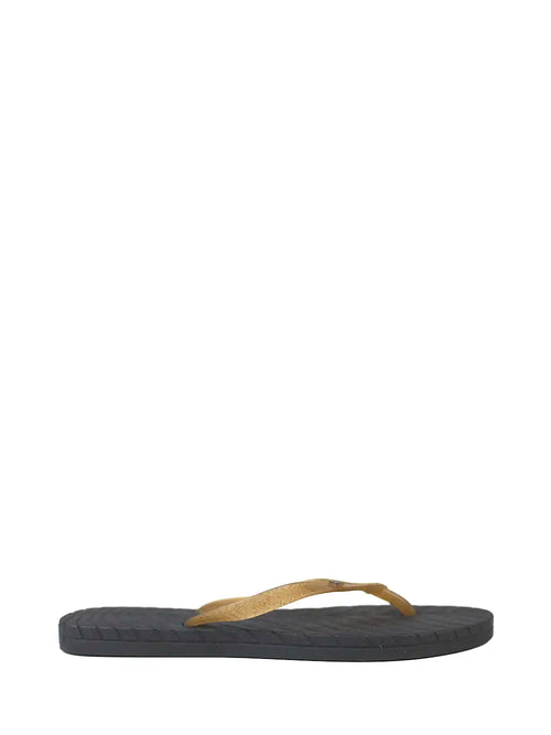 Schwarzer Slipper mit Kamelriemen
