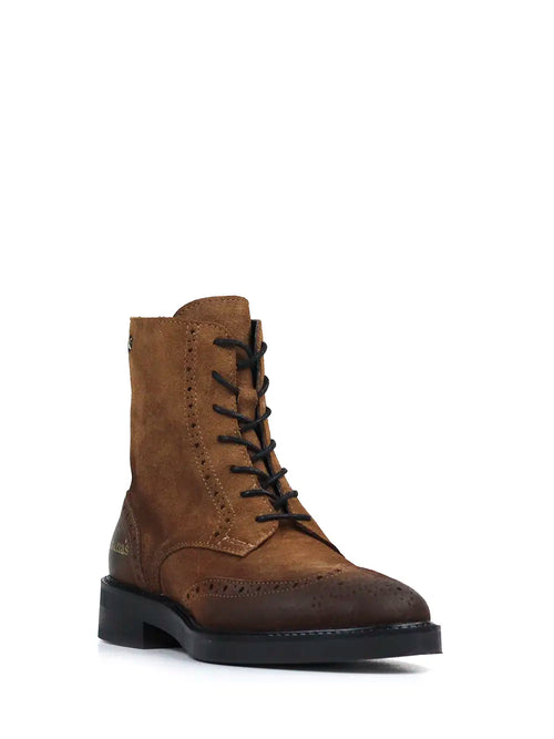 Brauner Wildlederstiefel und Schnürsenkel