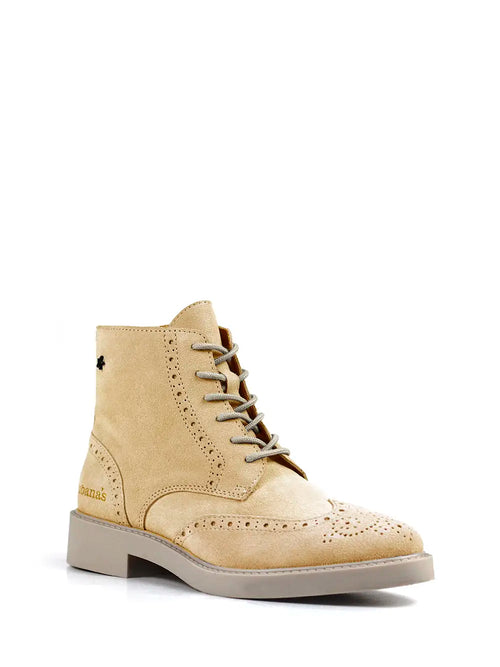 Beige Wildlederstiefel und Schnürsenkel
