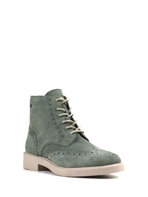 Grüner Wildlederstiefel und Schnürsenkel
