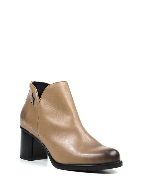 Beigefarbener Lederstiefel mit hohem Blockabsatz