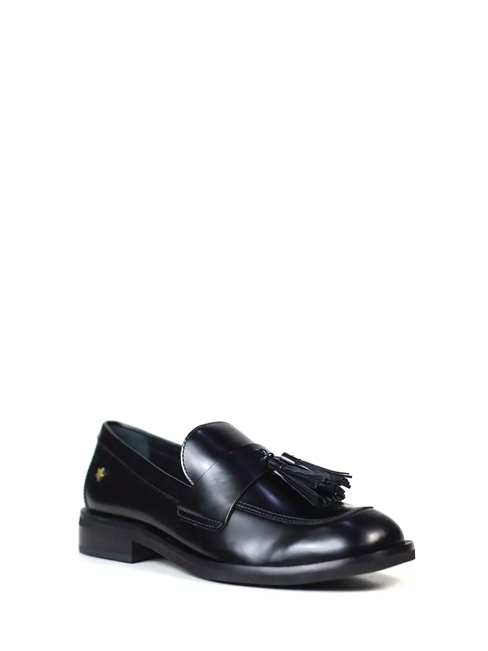 Mocasín negro de piel con detalle de flecos