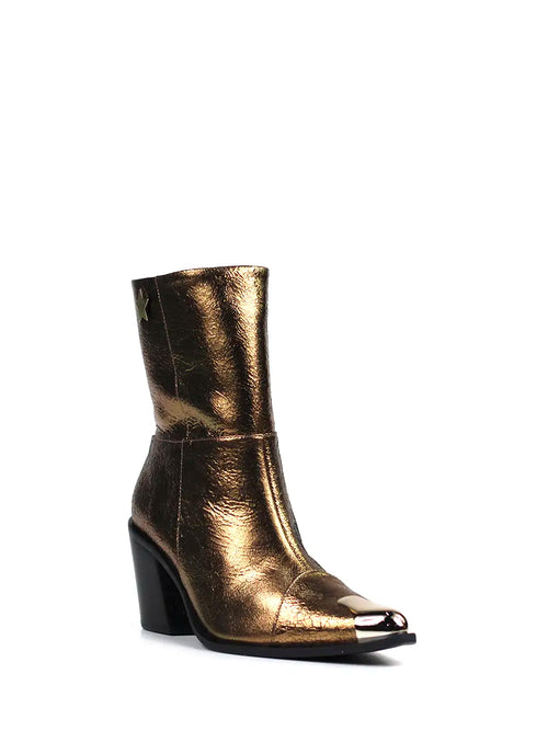 Stiefel aus goldenem Leder und Metallkappe