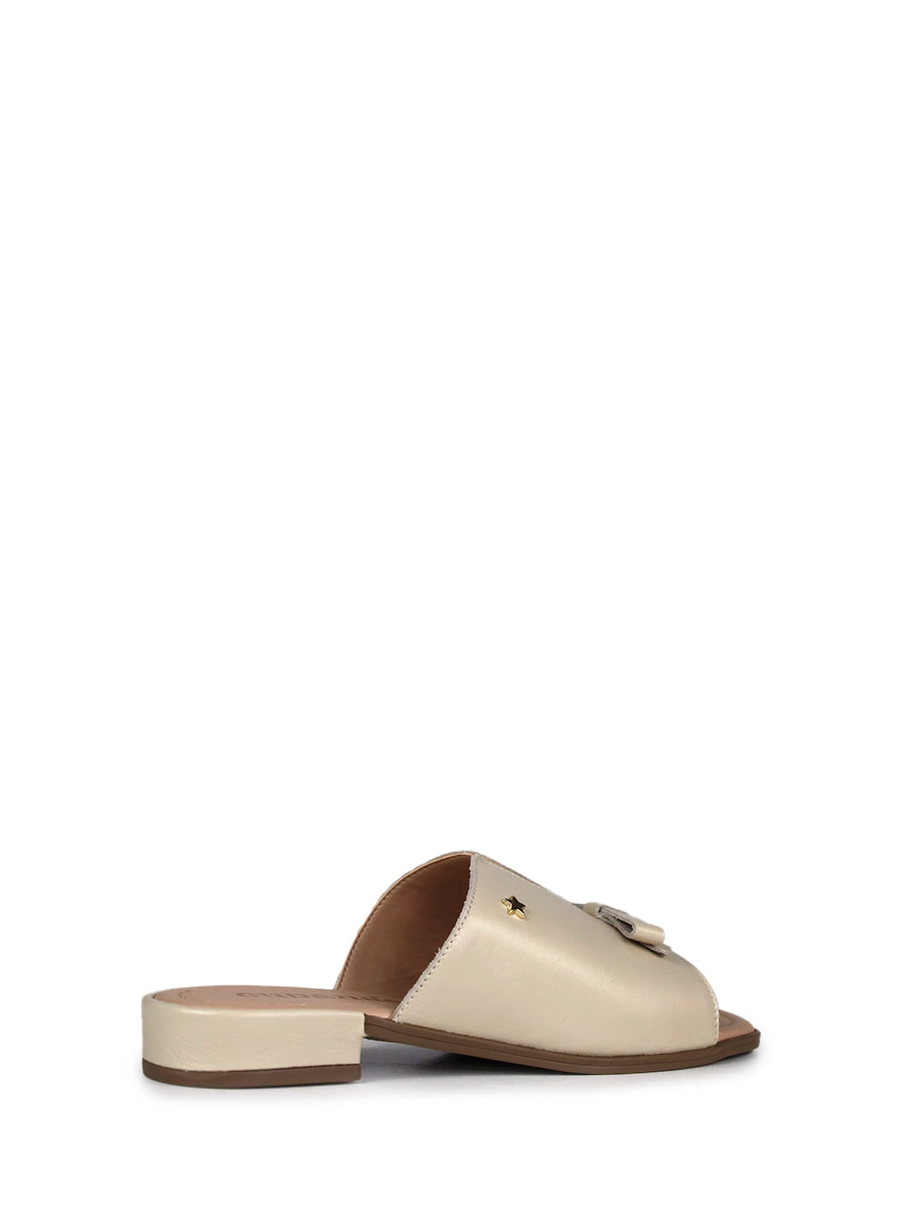 Flat sandal in off-white leather