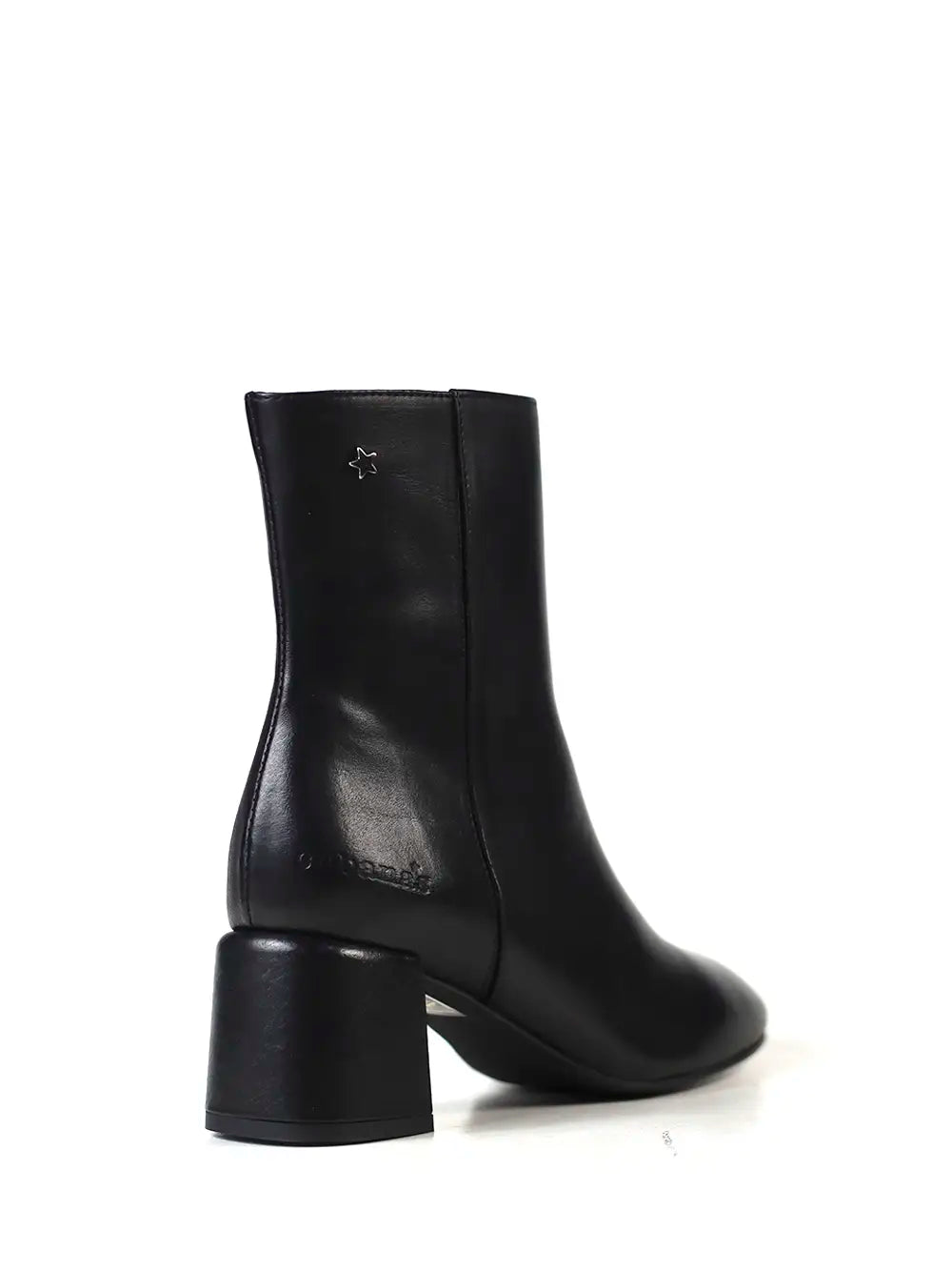 Bota negra de piel y puntera redonda