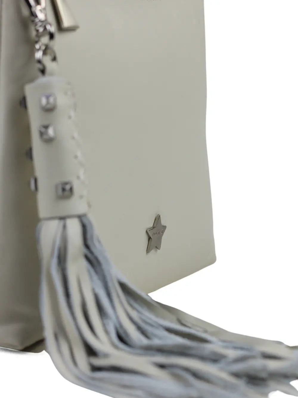 Bolso de piel blanca con detalles de flecos