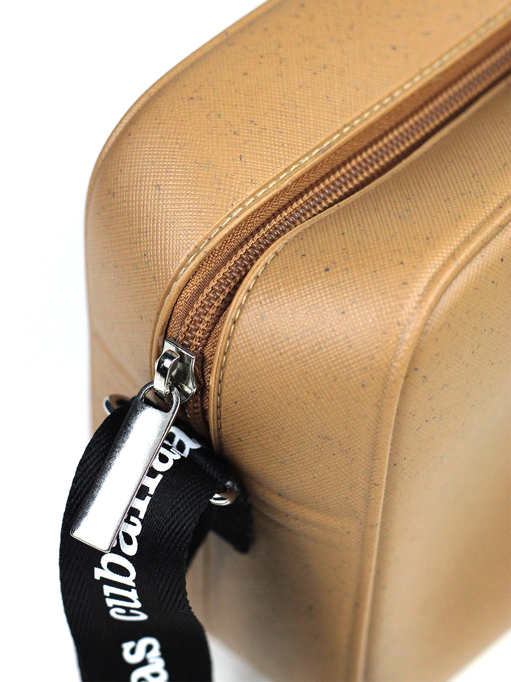 Bolso de PVC beige y asa cubana