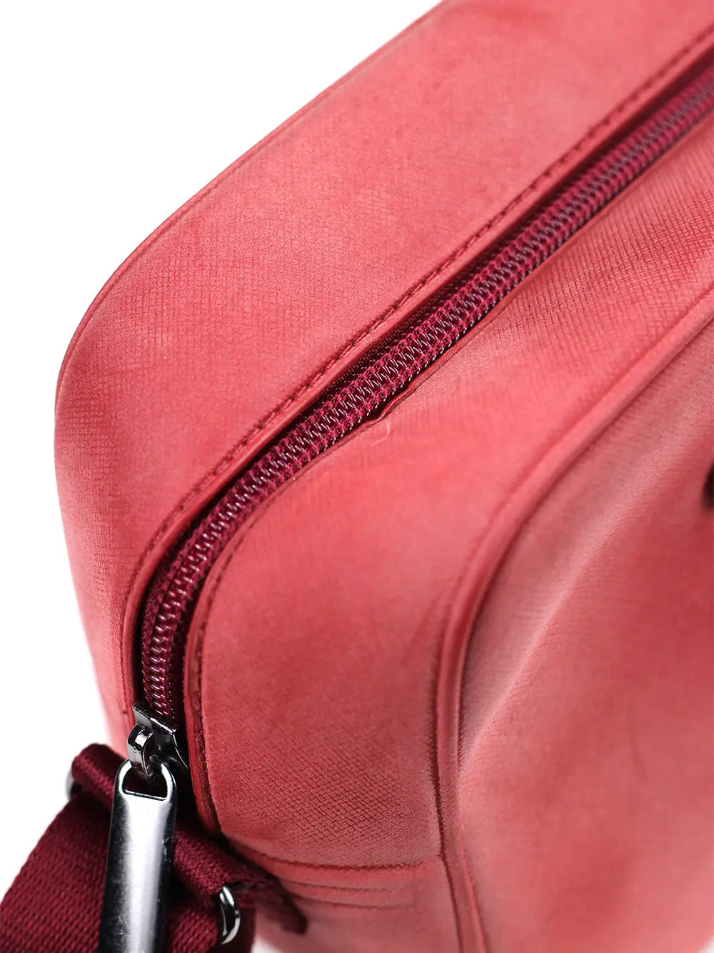 Roter Koffer mit Nubuk-Finish und Schultergurt