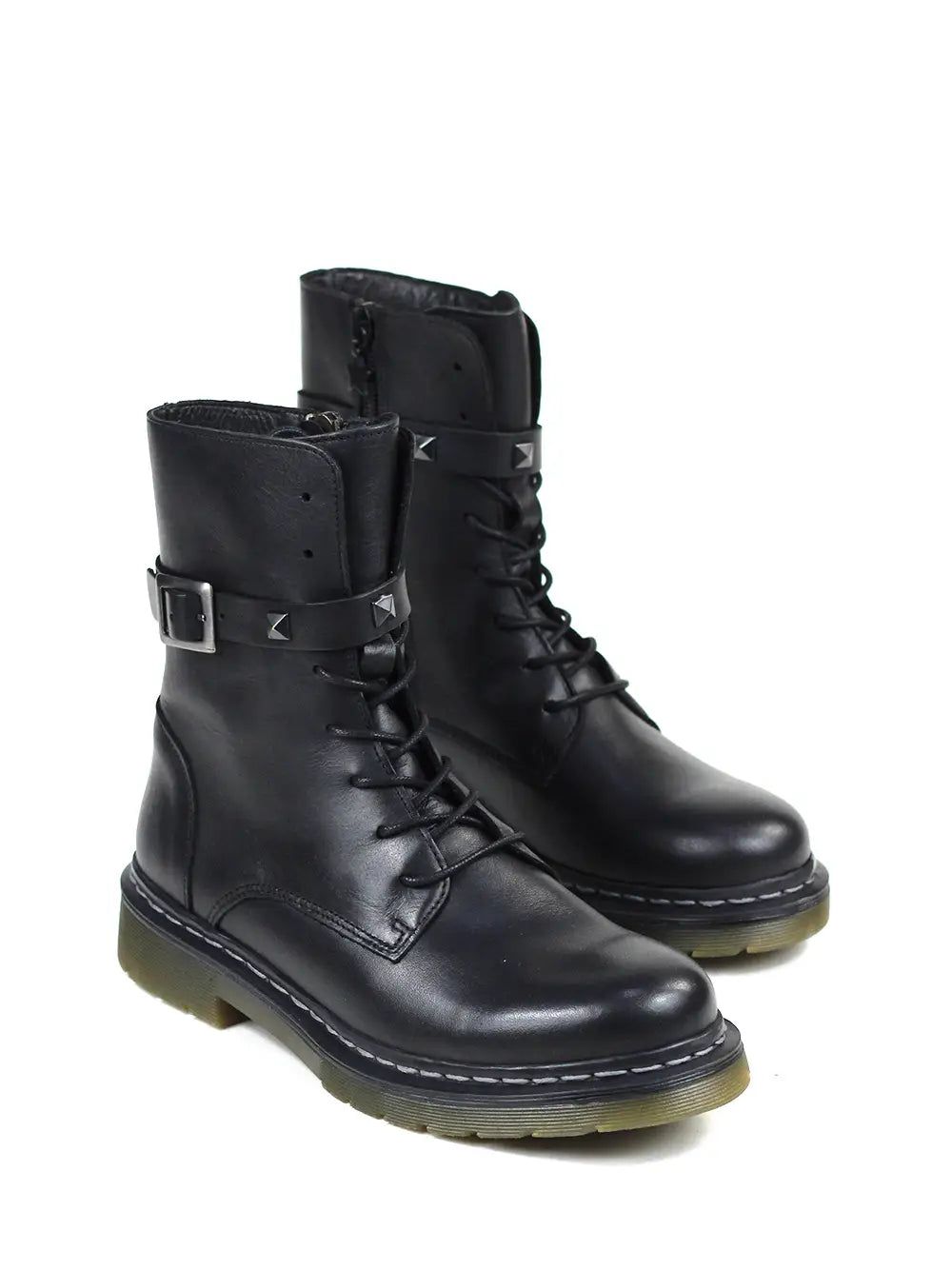 Bota negra de piel y hebilla