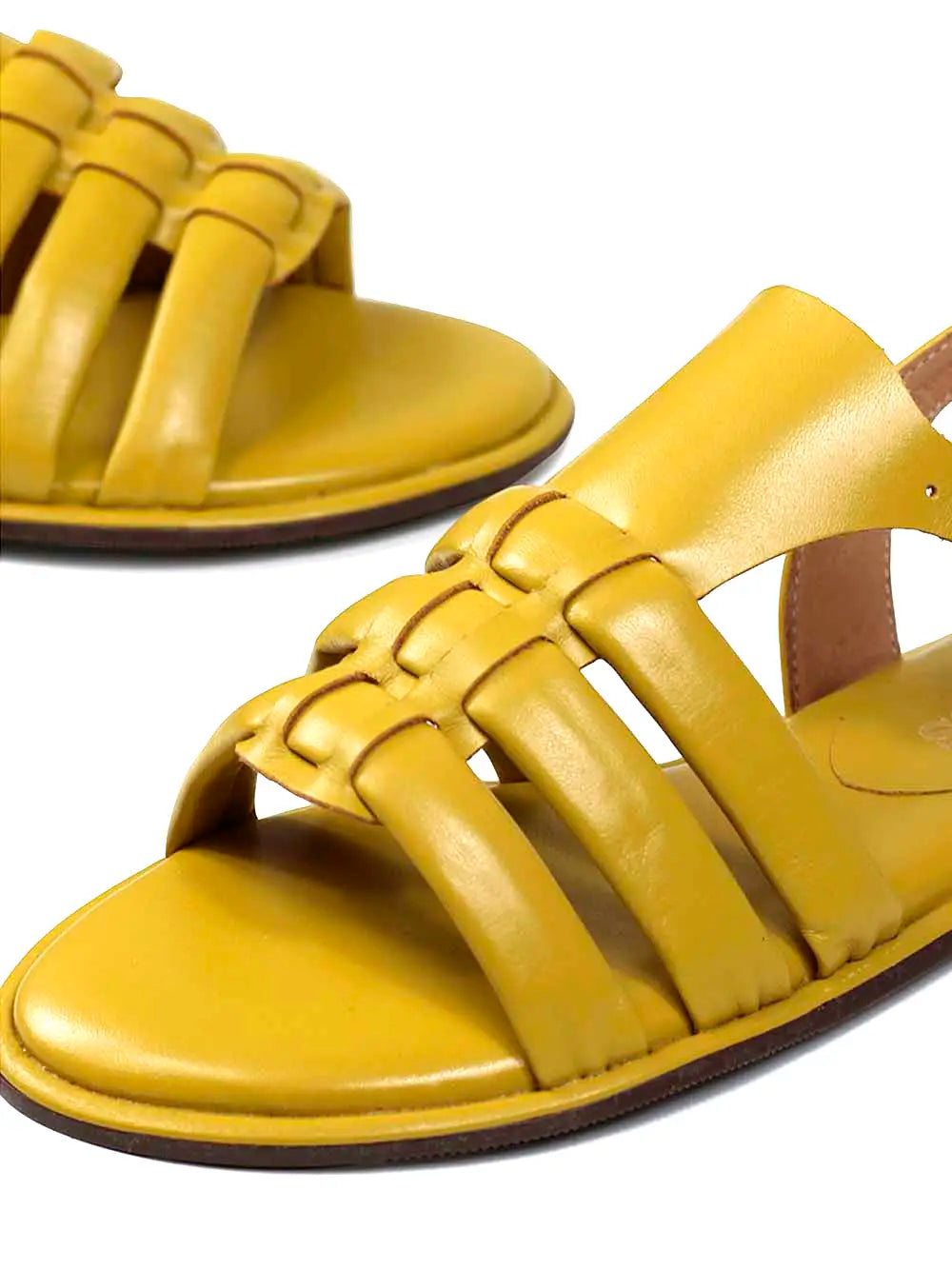 Sandália em Pele Amarela com Tiras Entrançadas