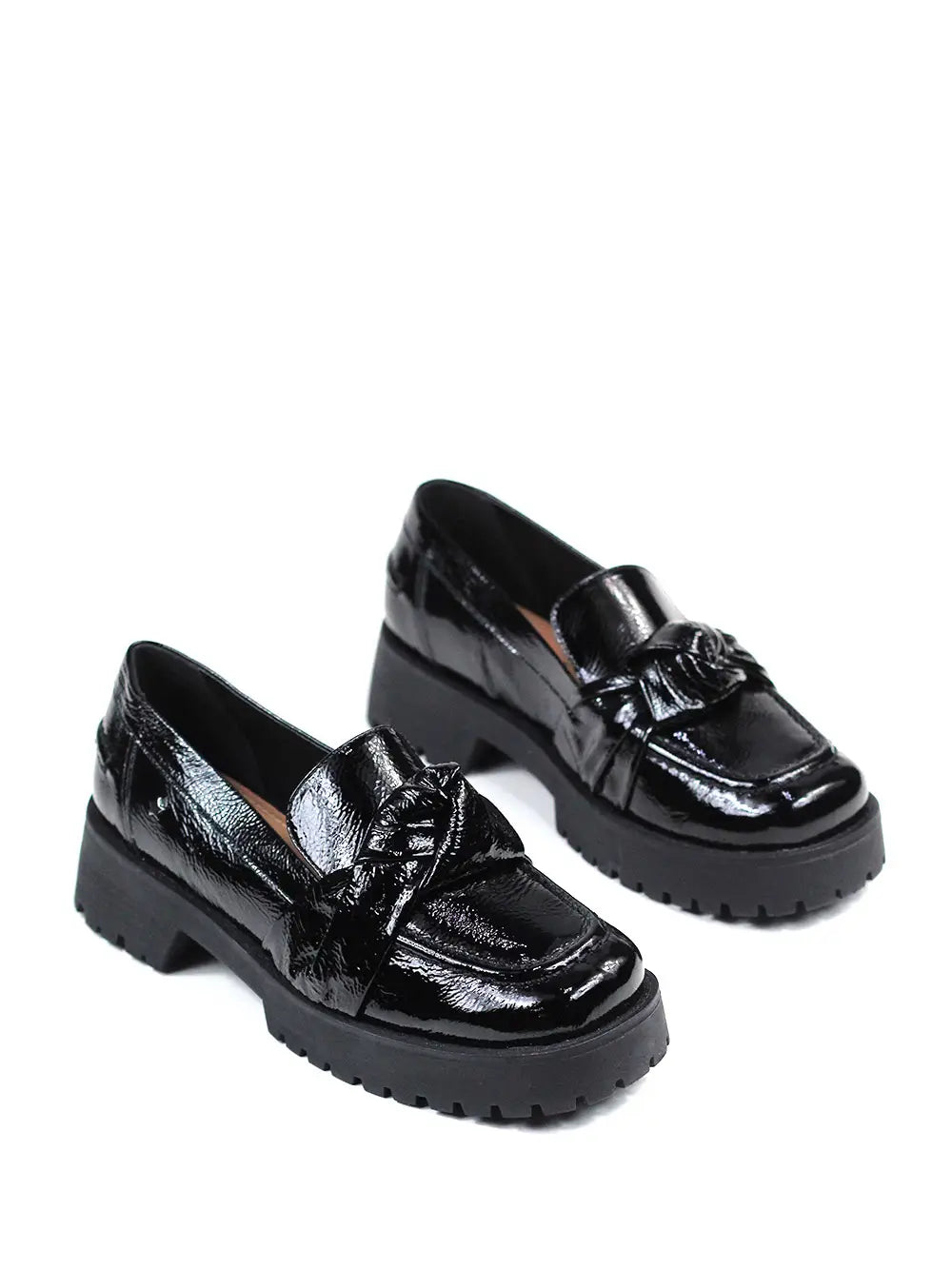 Mocasín negro en piel texturizada y suela track