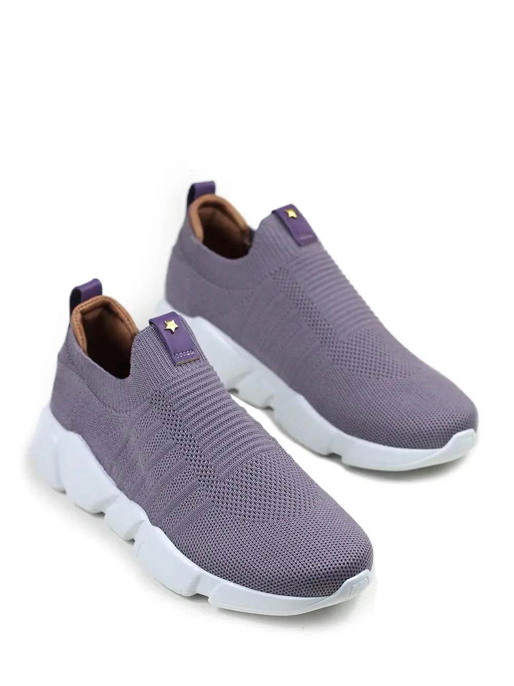 Zapatillas moradas de tela con suela gruesa