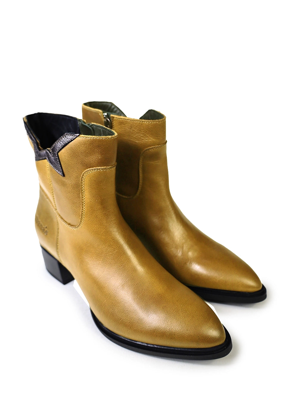 Bota em Pele Amarela e Recorte Estrela