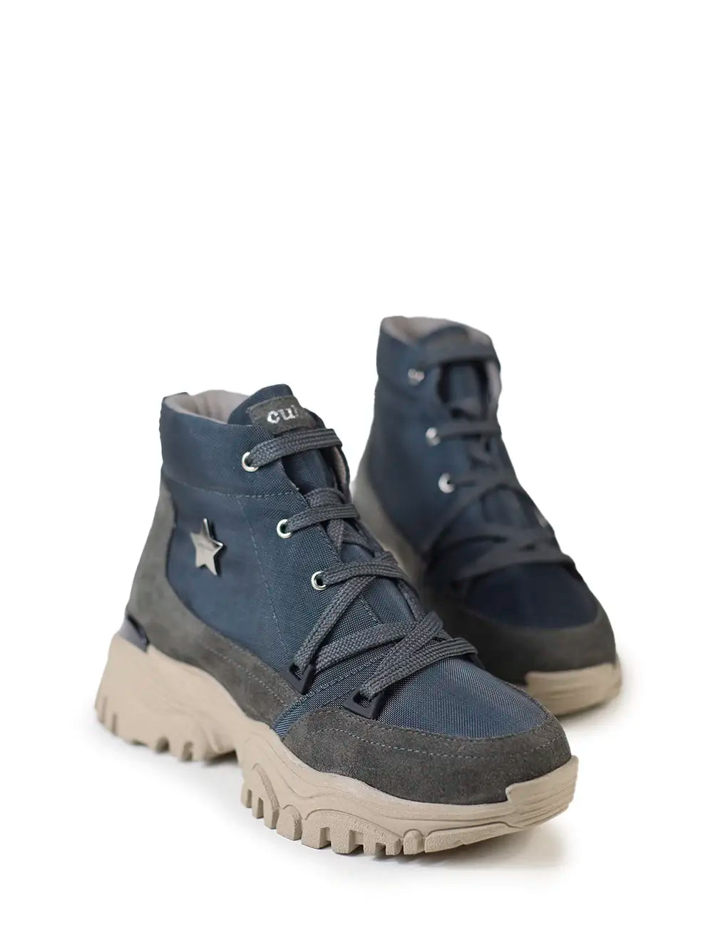 Zapatillas de tela negra y ante