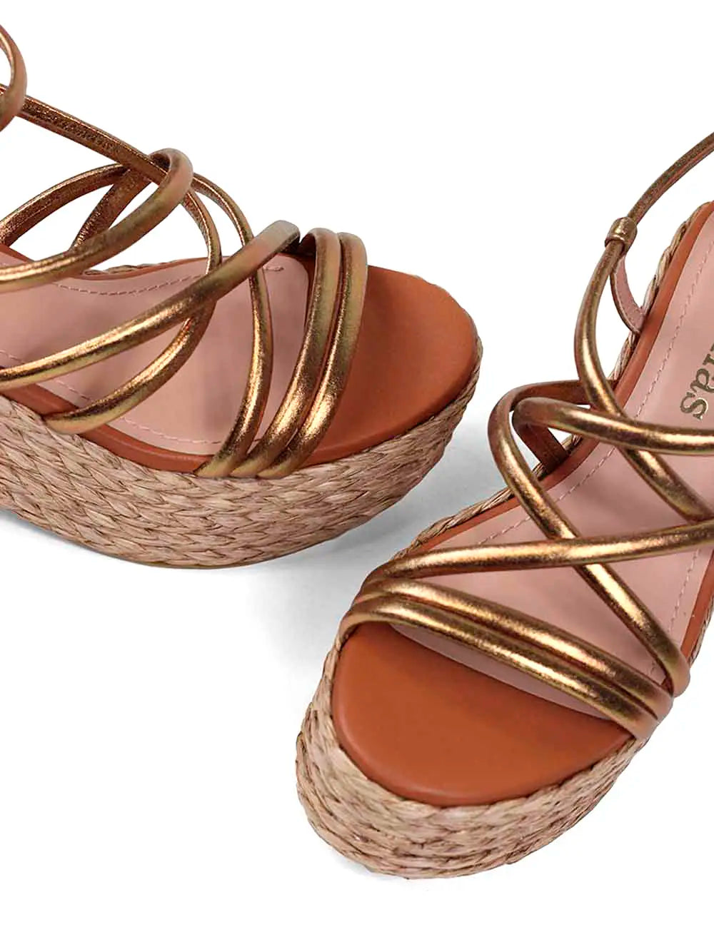 Sandália com Plataforma e Tiras Metalizadas