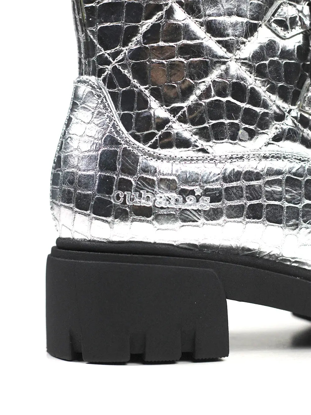 Silberner Lederstiefel mit Traktorsohle