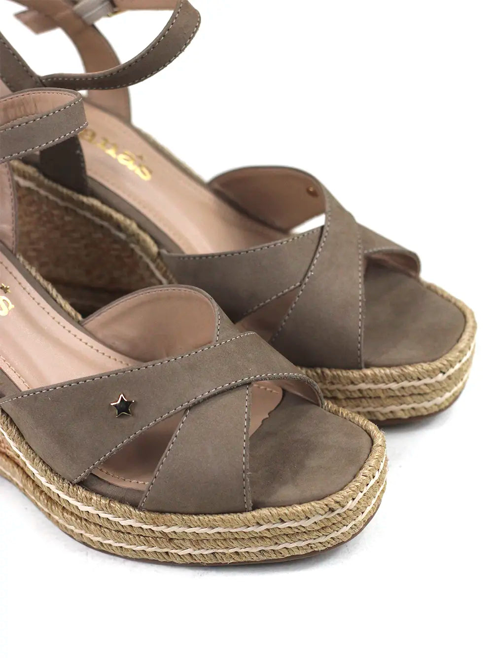 Sandalia de Ante Beige con Tiras Cruzadas