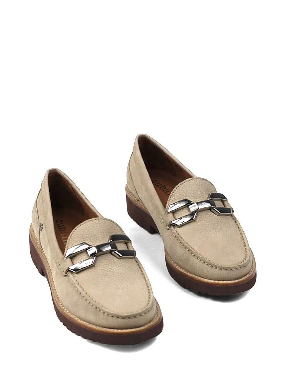 Mocasín de piel beige con detalle plateado