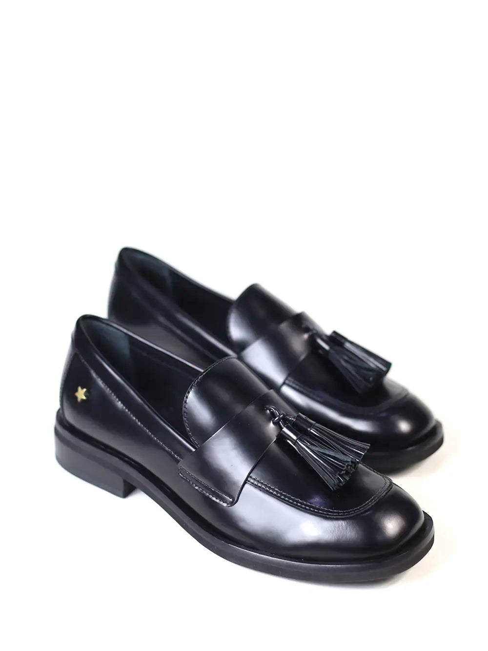 Mocasín negro de piel con detalle de flecos