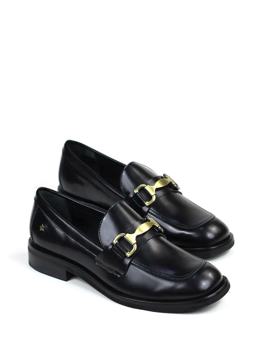 Mocasines negros de piel con detalle dorado
