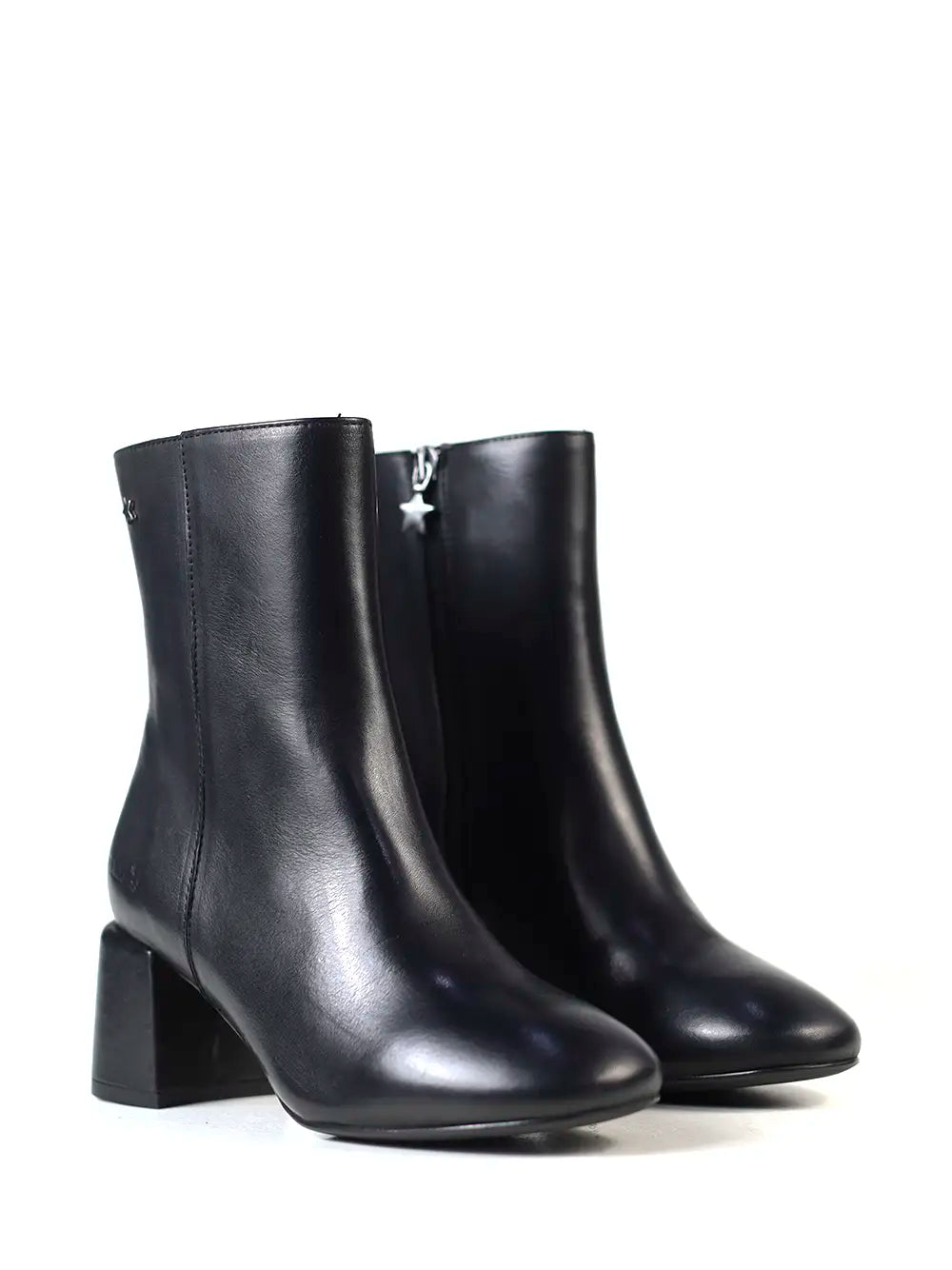 Bota negra de piel y puntera redonda
