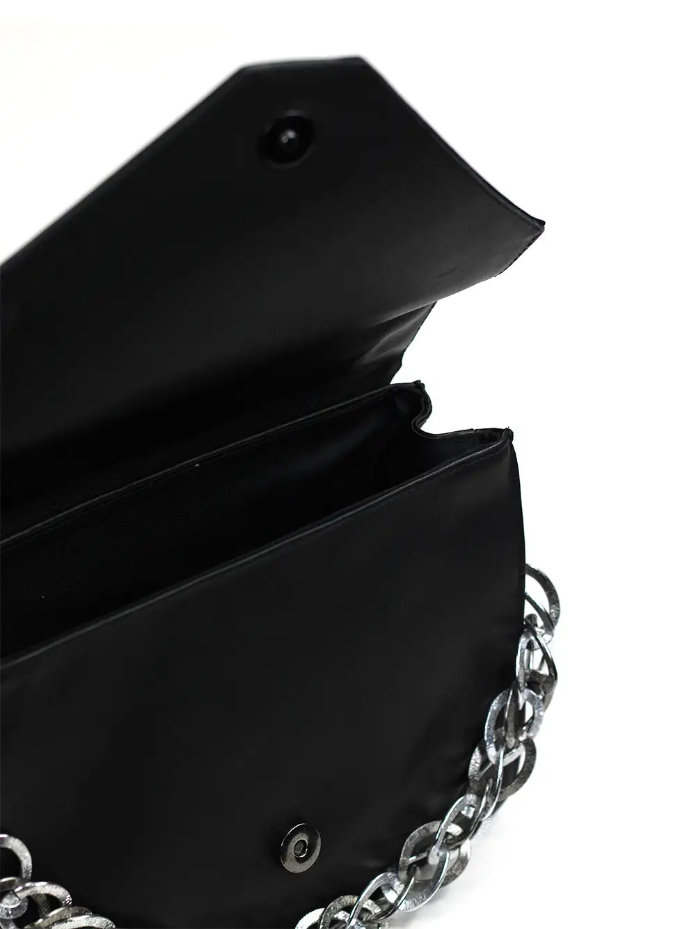 Schwarze Ledertasche mit Silberkette