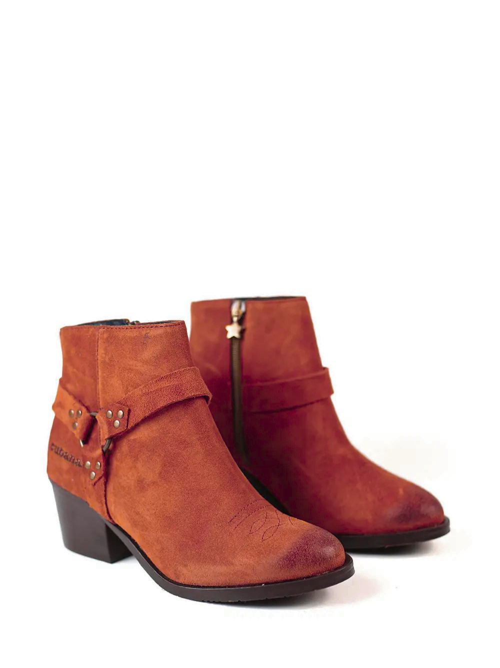 Kamelfarbener Wildlederstiefel mit Blockabsatz