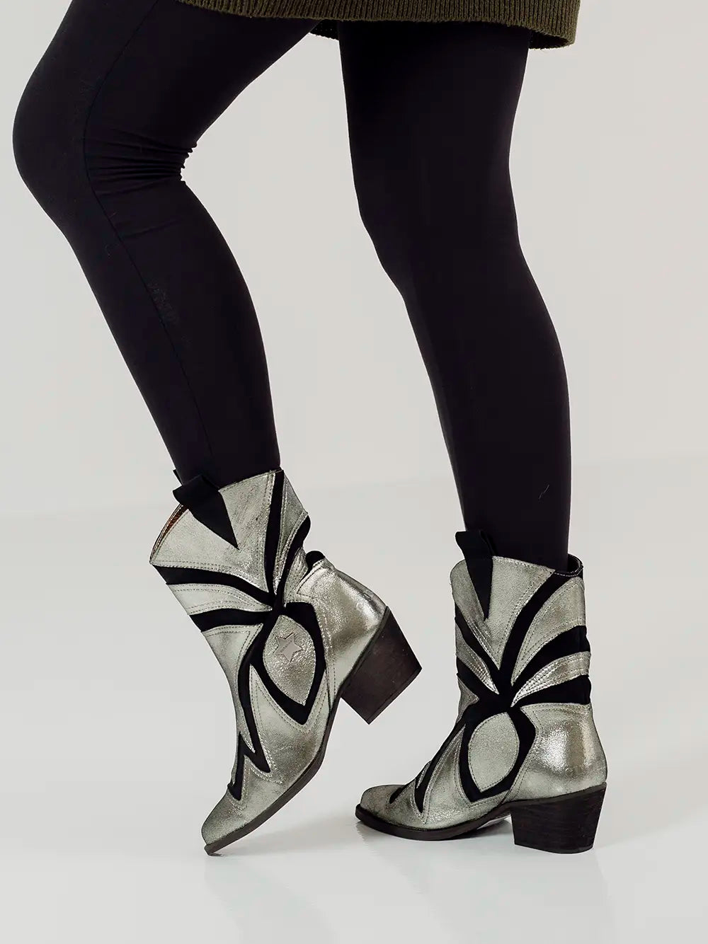 Botte en cuir argenté et daim noir