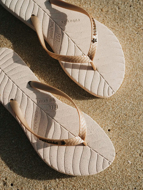 Cremefarbener Flip-Flop mit goldenem Riemen