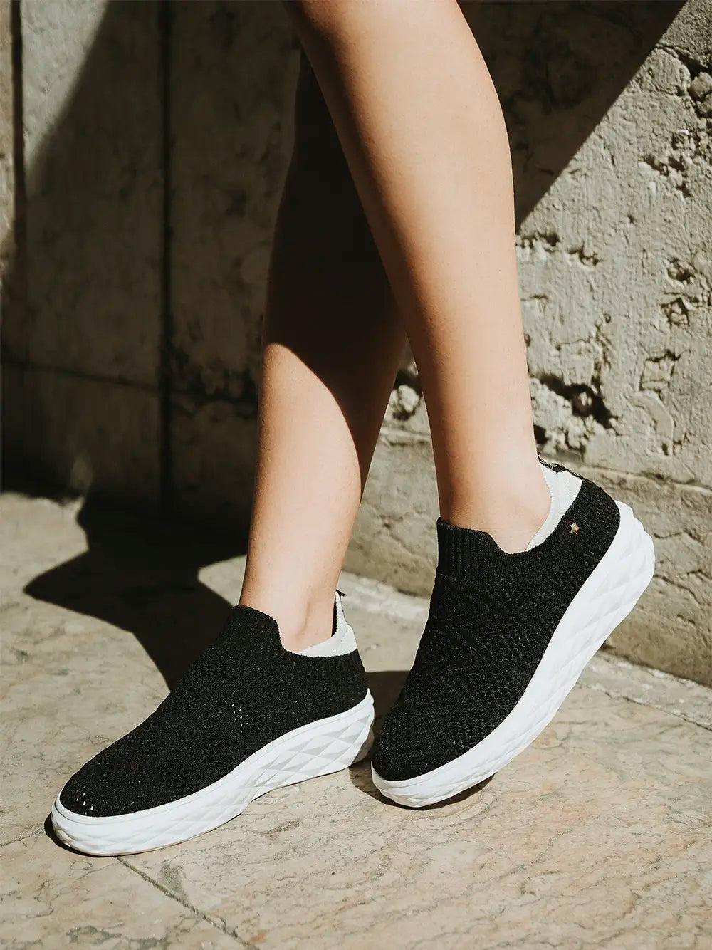Zapatillas de tela negras y suela voluminosa